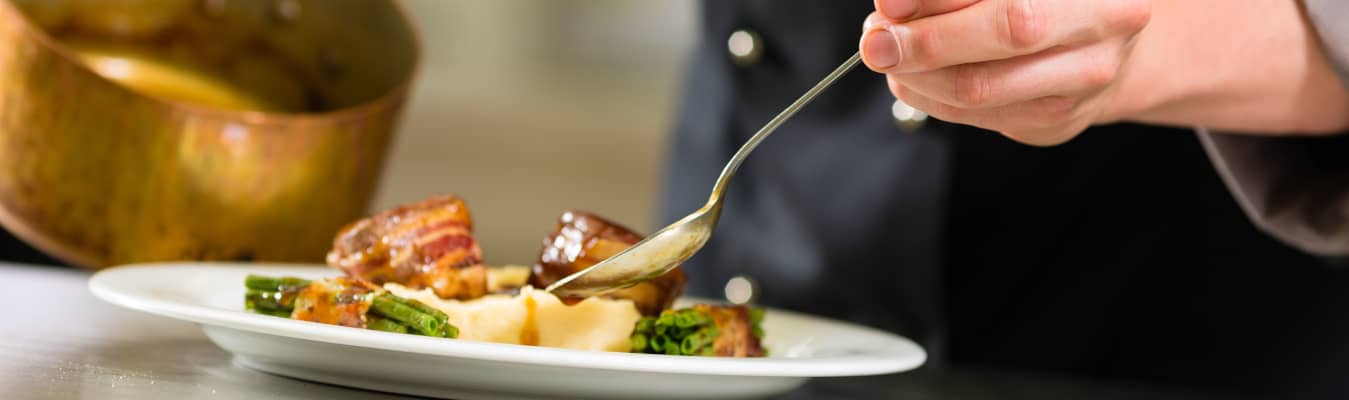 Recette d'un grand chef cuisinier Gros plan sur une assiette remplie d'un plat raélisé par un grand chaf cuisinier