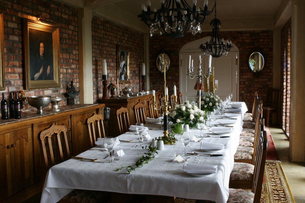 Grande table dressée avec chandelles